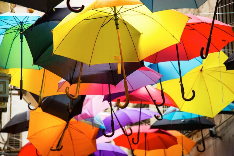 Le Parapluie : compagnon du quotidien et symbole d’un art de vivre sous la pluie