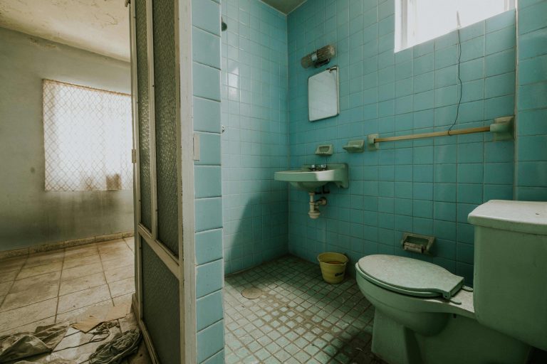 Comment bien nettoyer sa salle de bain : les secrets d’un entretien efficace et durable