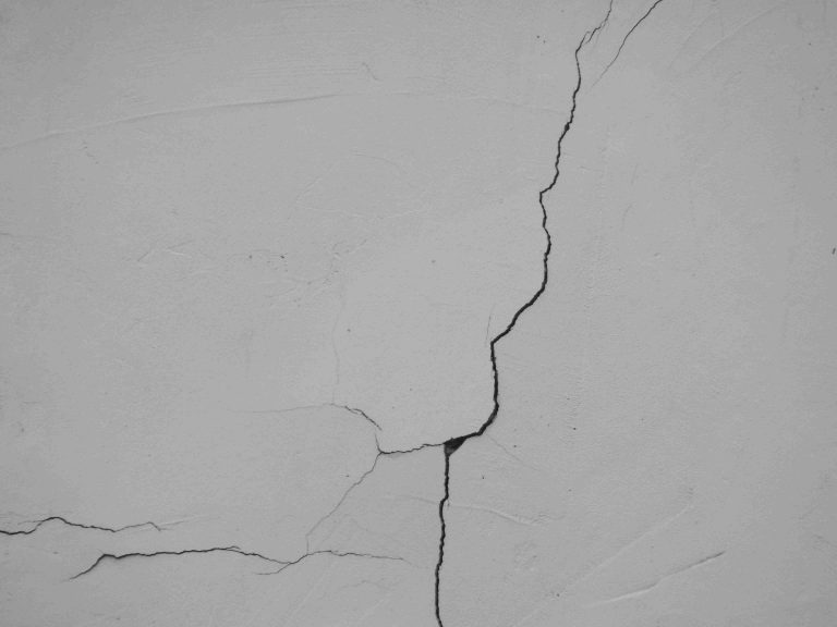 Fissures : pourquoi la sécheresse record de cet été ne se verra sur votre maison que dans quelques semaines