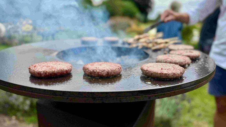 Barbecue et plancha : le nettoyage parfait sans erreur (et sans ce danger que 9 personnes sur 10 ignorent)